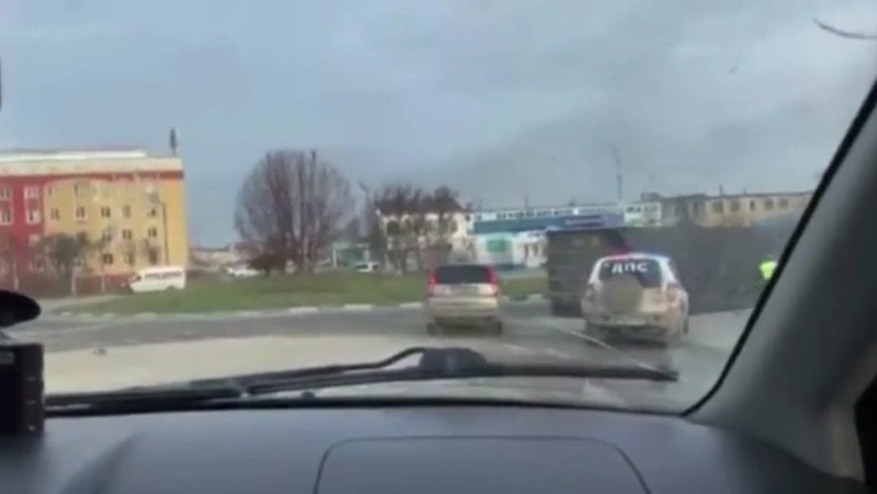 Не пострадали чудом! Огромный контейнер рухнул в центре Корсакова