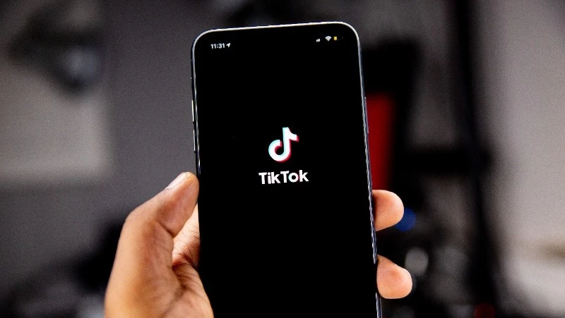 Взлом офиса TikTok, отключение WhatsApp, выплаты пенсионерам: новости выходных в РФ