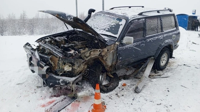 Лобовое столкновение Toyota Land Cruiser произошло на трассе Южно-Сахалинск — Оха