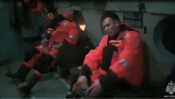 МЧС опубликовало видео операции по спасению рыбаков со льдины в Долинском районе