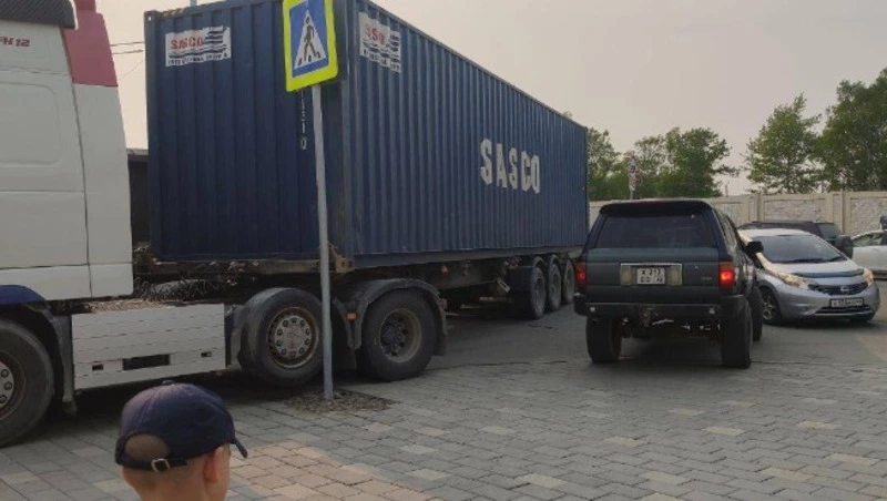 Нетерпеливый водитель чуть не сбил детей на тротуаре в Южно-Сахалинске 