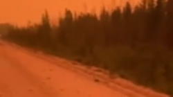 «Все из-за пожара». Над Якутией пропало солнце и пошел снег из пепла. Видео