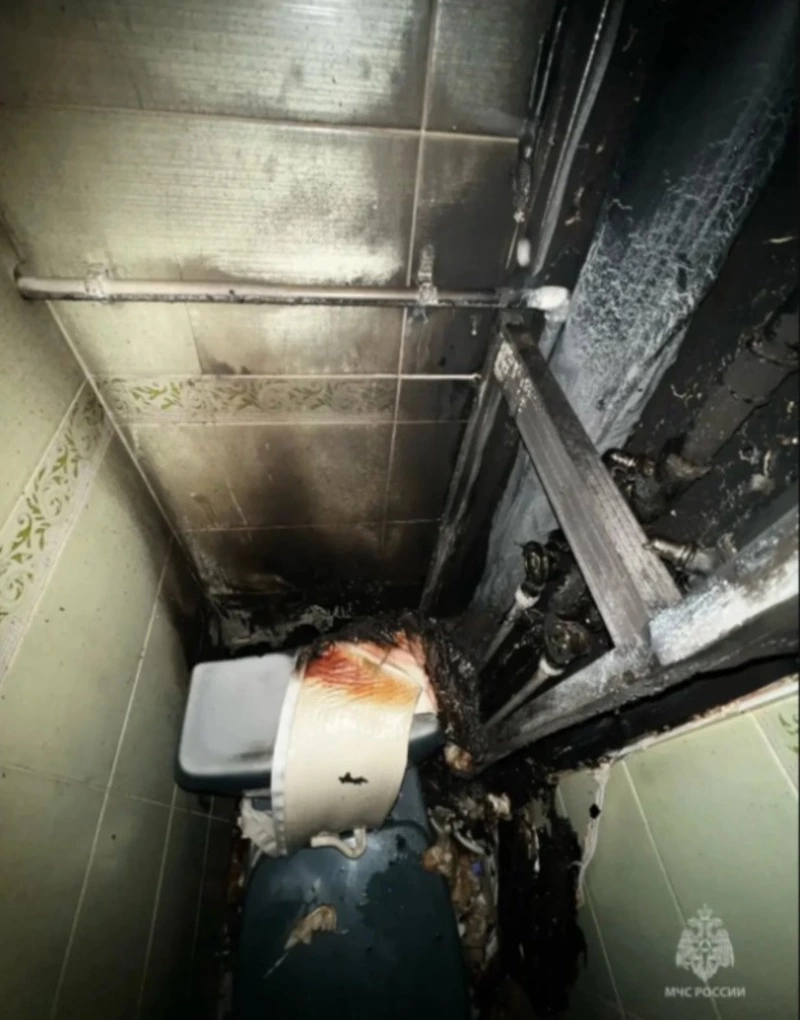 Пожарные спасли человека из горящей квартиры в Южно-Сахалинске 