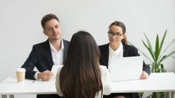 SuperJob: красивым людям проще построить карьеру