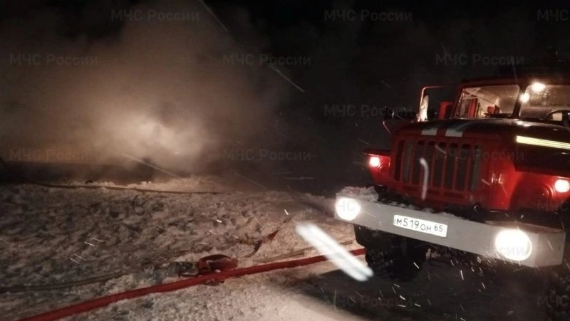 Одноэтажное здание горело и сильно дымилось в Тымовском районе