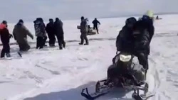 Спасатели на лодке эвакуировали девятерых рыбаков в районе села Охотского 