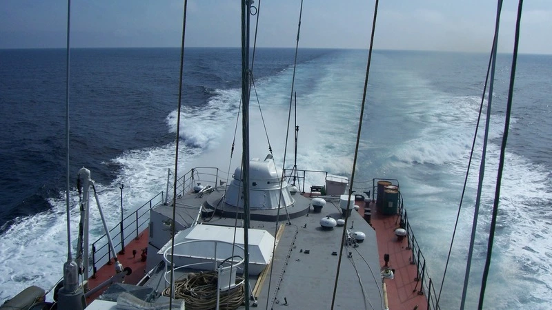 Команда «Адмирала Невельского» берет помощь для защиты от пиратов