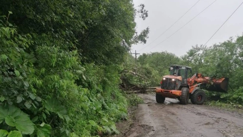 В Углегорском районе продолжают расчистку дорог, перекрытых грязевыми массами