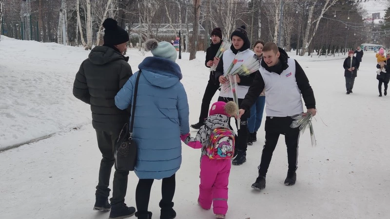 Влюбленным Сахалина подарили тюльпаны в парке