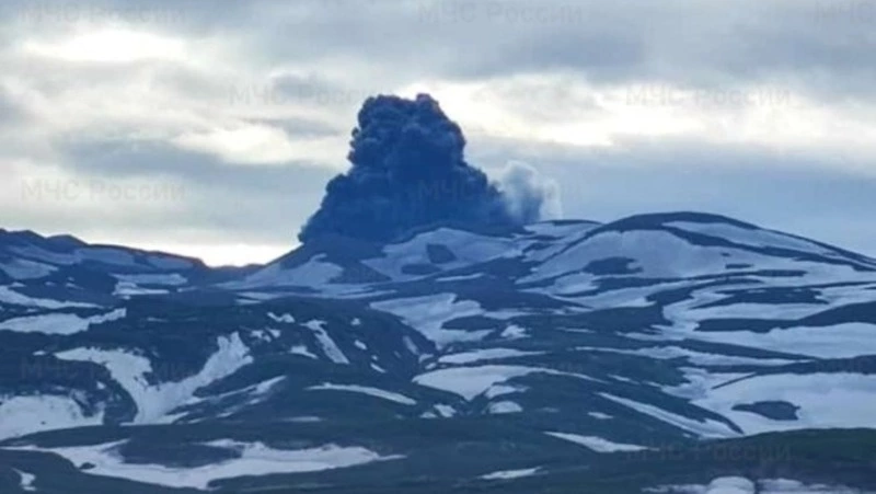 Вулкан Эбеко на Курилах выбросил пепел на высоту до 2,5 км