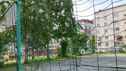 Железные прутья и штыки на игровой площадке угрожают детям в Южно-Сахалинске