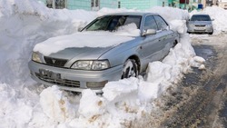 Власти: водителям нужно раскопать свои занесенные снегом машины в Южно-Сахалинске