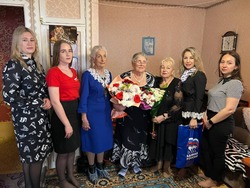 Холмские единороссы поздравили участницу организации «Дети войны» с 80-летием