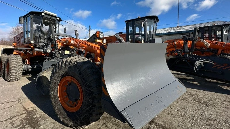 На Сахалин и Курилы завозят современную дорожную технику