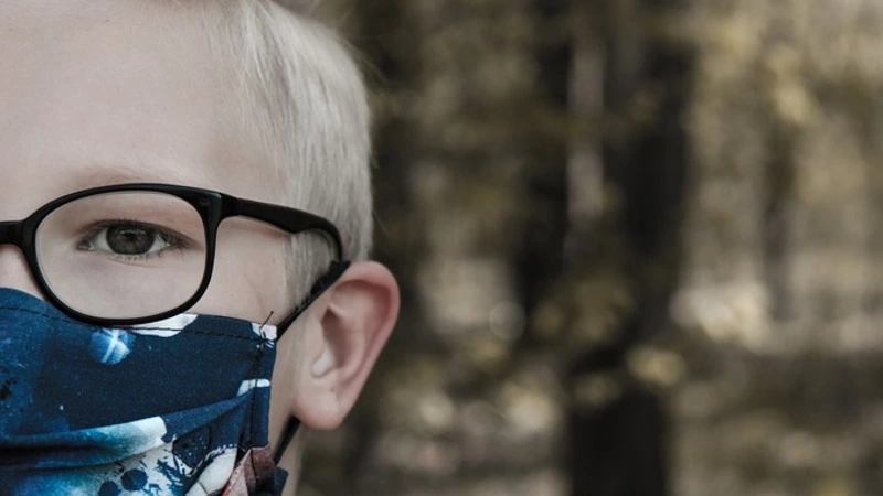 Власти Сахалина хотят закупить детские маски, чтобы не вязать бантики на макушке