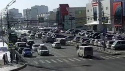 В Южно-Сахалинске две машины столкнулись недалеко от перекрестка Мира — Пограничная