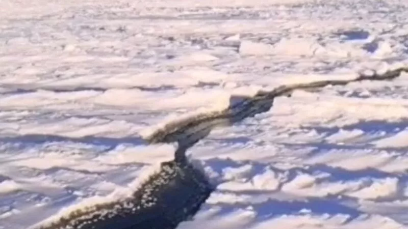 Сахалинские рыбаки сообщили о большой трещине во льду залива Мордвинова