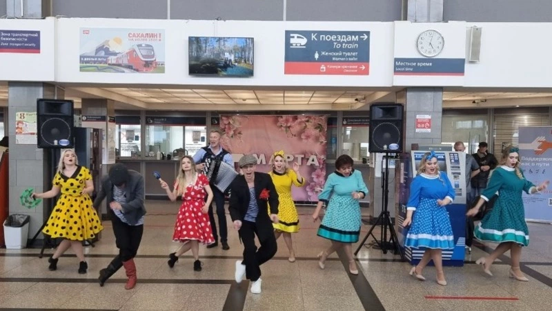Железнодорожники подарили сахалинским пассажиркам цветы и концертную программу 