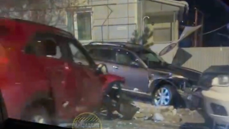 Два внедорожника столкнулись в Корсакове на одноименной улице