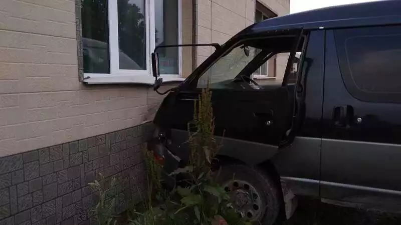 В Южно-Сахалинске нетрезвая парочка на автобусе въехала в дом