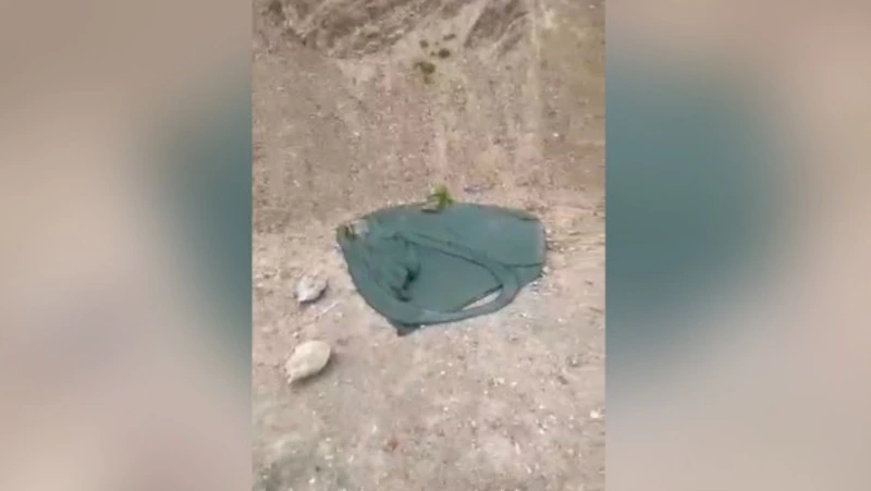 Неизвестные загадили популярное место отдыха на Сахалине и прикрыли срам палаткой