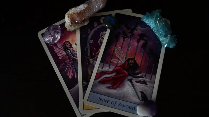 Раки греют и обжигают, Весы откровенничают с близкими. Гороскоп Таро на 22 октября