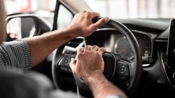 Пенсионер врезался в припаркованную иномарку в Южно-Сахалинске