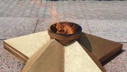 В Ногликах вернули пламя на «Вечный огонь», пострадавший от рук вандалов