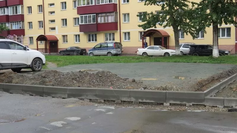 Предприимчивые южносахалинцы засыпали детскую площадку щебнем ради парковки