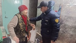 Дом пожилой жительницы Долинского района освободили из снежного плена