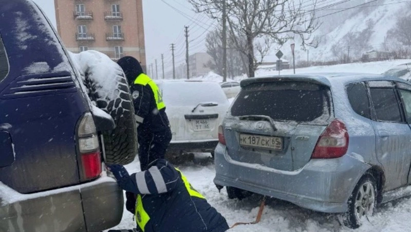 Невельские инспекторы ДПС помогли сахалинке вызволить машину из снежного плена