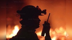 Бесхозный гараж загорелся вечером 10 мая в Охе