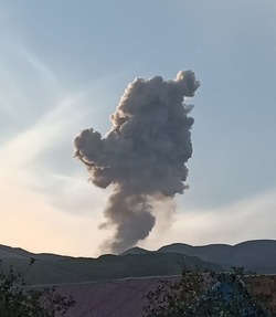 Активный вулкан Эбеко выбросил пепел над Северными Курилами 11 сентября