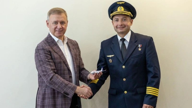 Мэр Южно-Сахалинска Сергей Надсадин лично встретился с летчиком-героем Дамиром Юсуповым