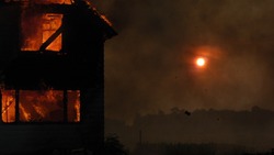 Пожар вспыхнул в двух дачных домах в селе Невельского района