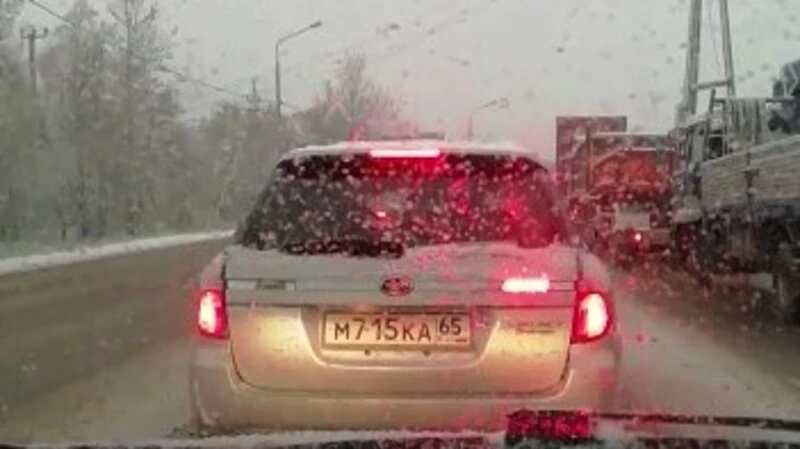 Сильный снег в Южно-Сахалинске загнал водителей в пробки