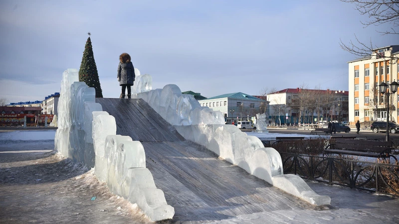 Из-за дефицита снега на Сахалине дети зимой катаются на роликах
