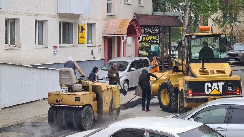 В Корсакове продолжается ямочный ремонт дворов