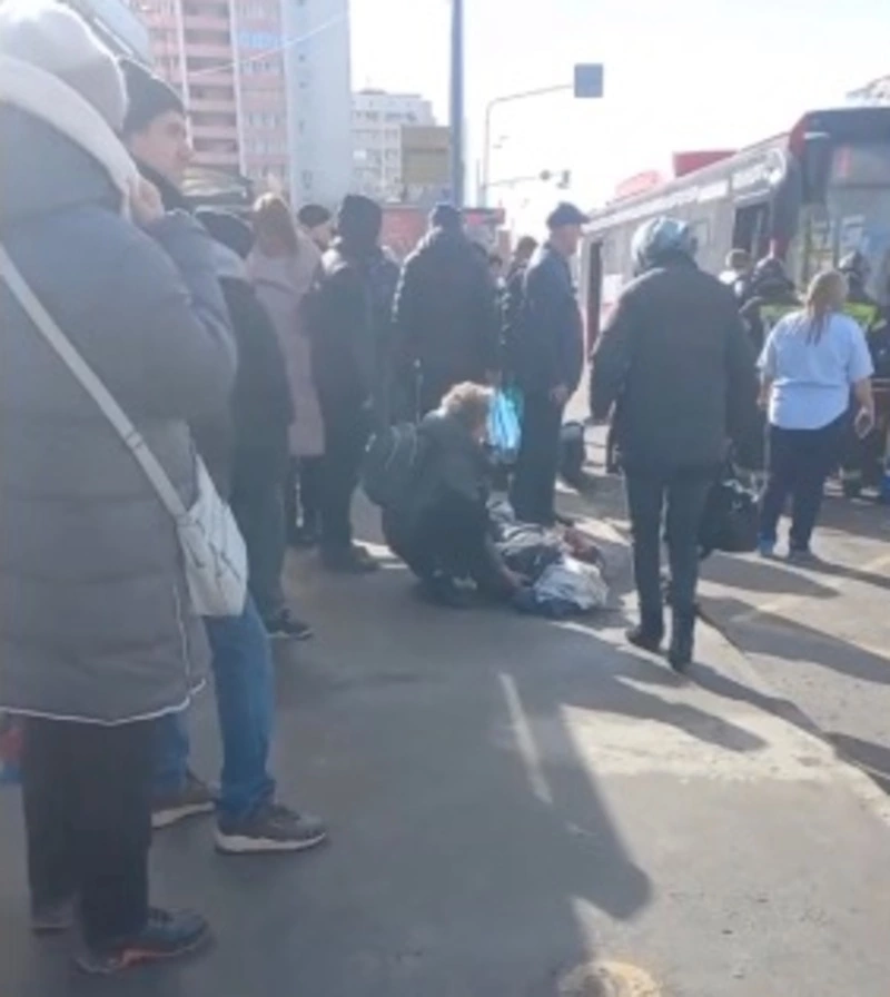 Автомобиль влетел в автобусную остановку в Казани, пострадали 11 человек