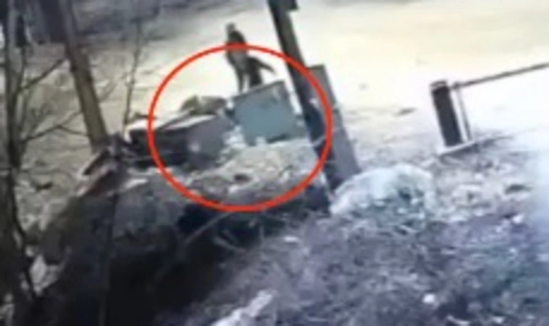 Помойный Рэмбо нокаутировал мусорные баки и шлагбаум в южно-сахалинском СНТ