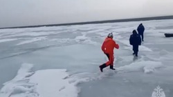 МЧС опубликовало кадры с места спасения рыбаков со льдины в Корсаковском районе