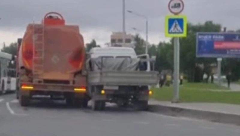 Бензовоз и микрогрузовик попали в аварию на севере Южно-Сахалинска
