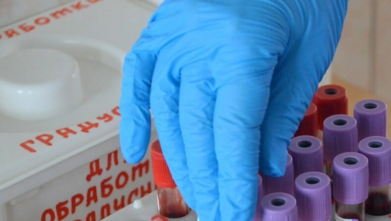 ВОЗ: «омикрон»-штамм заражает привитых и переболевших