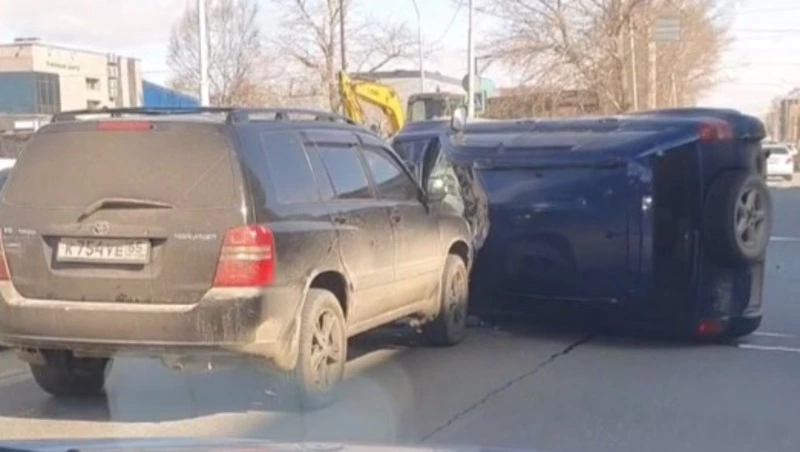 Внедорожник перевернулся на бок на проезжей части в Южно-Сахалинске 