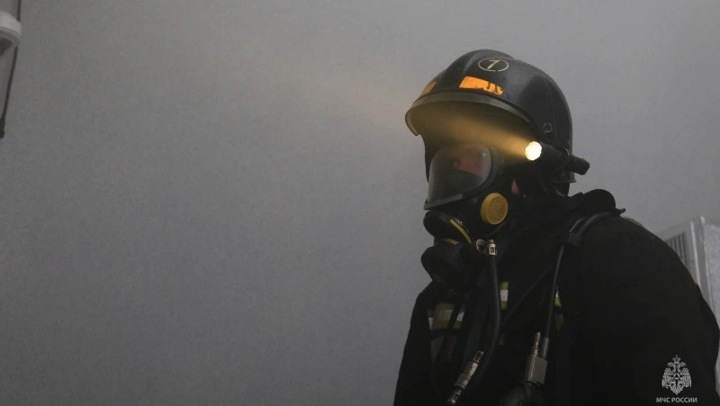 Сотрудники МЧС потушили горящий на 700 кв.м. склад в Холмском районе 1 мая