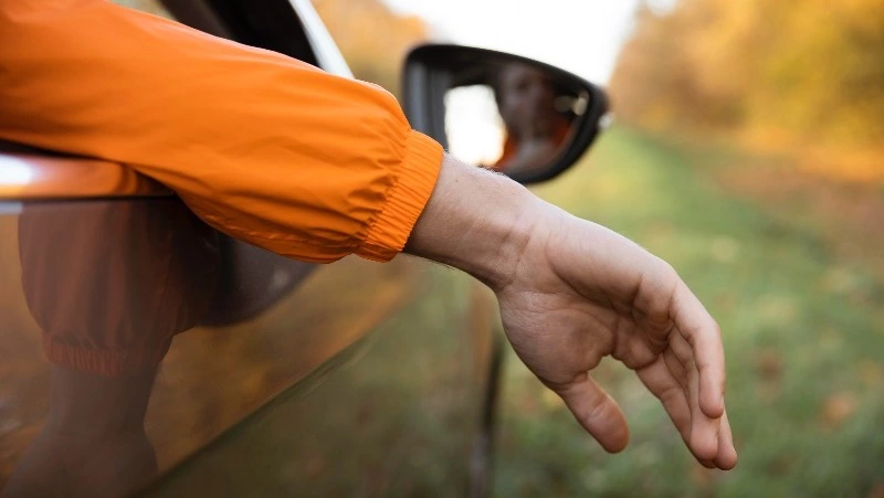 Выброшенный из окна машины окурок грозит россиянам крупным штрафом