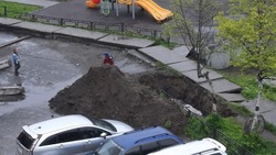 Дети рискуют утонуть в яме посреди двора в Поронайске