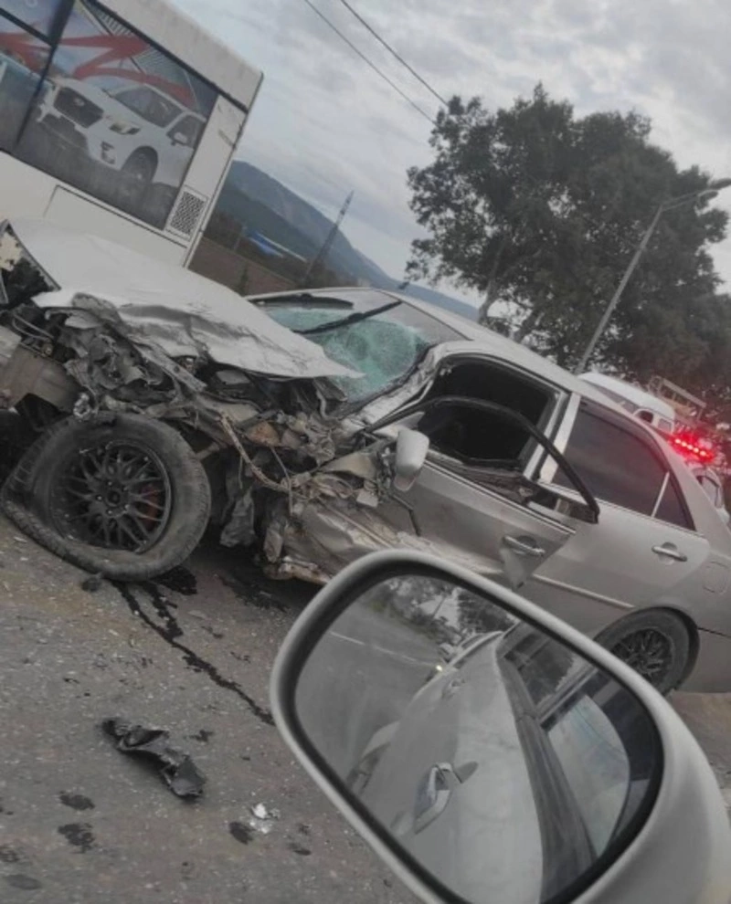 Toyota столкнулась с микроавтобусом в Южно-Сахалинске