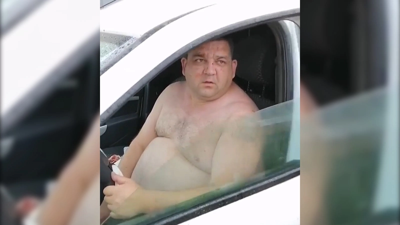 Сахалинцы поколотили пьяного водителя «Яндекс.Такси», который чуть не сбил ребенка