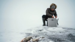 Рыбаков предупредили об опасности выхода на лед на Сахалине